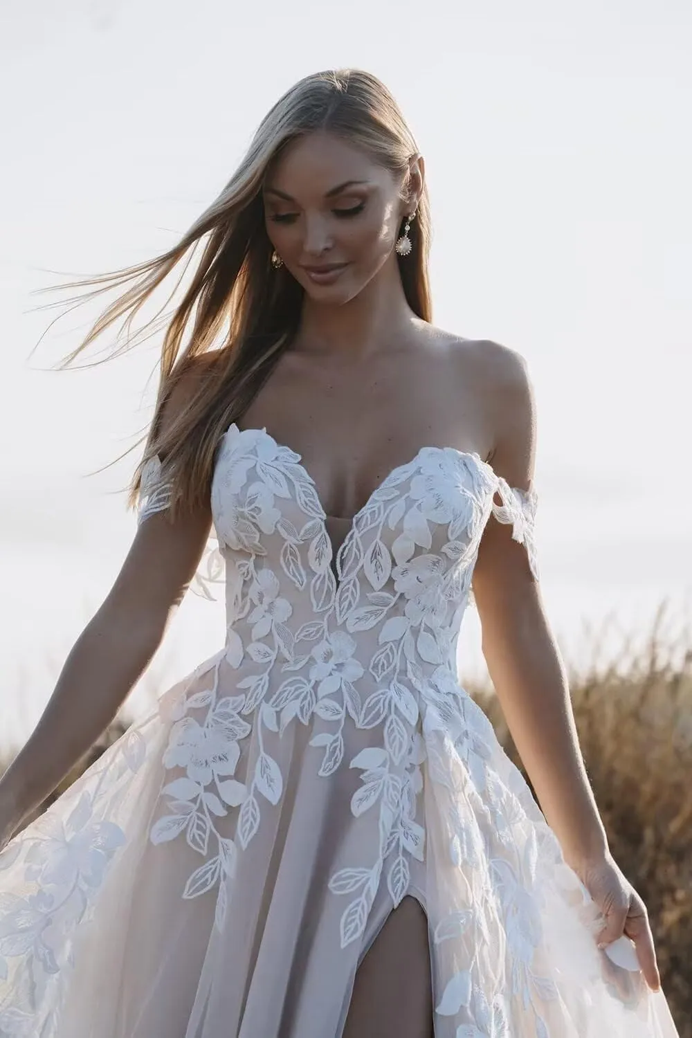 Lace Appliques V Neck Long Boho Bride Dress with Train Beach Mermaid Wedding Dresses for Bride 2025
